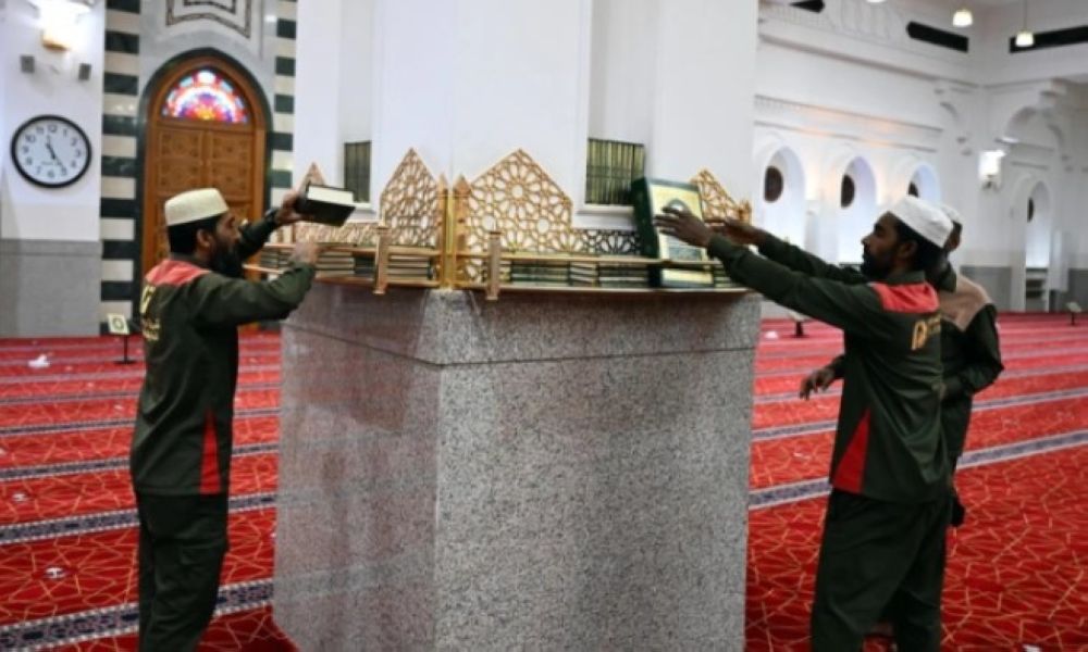 صور.. تجهيز 925 مصلى وجامع لصلاة عيد الفطر بالمدينة المنورة