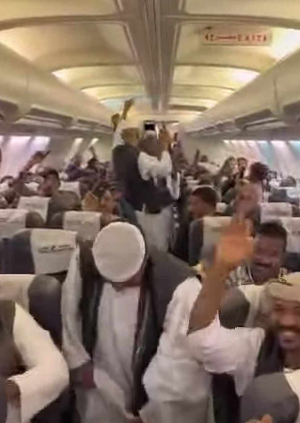 بالصورة والفيديو.. “رقص الرجال والنساء أطلقن الزغاريد”.. شاهد احتفال وفرحة ركاب طائرة سودانية بعد سماعهم خبر تحرير الخرطوم