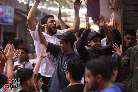 فيصل بتفرح.. الأهالى ينظمون مائدة رمضانية ضخمة بطول 18 شارعا.. صور