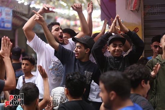 فيصل بتفرح.. الأهالى ينظمون مائدة رمضانية ضخمة بطول 18 شارعا.. صور