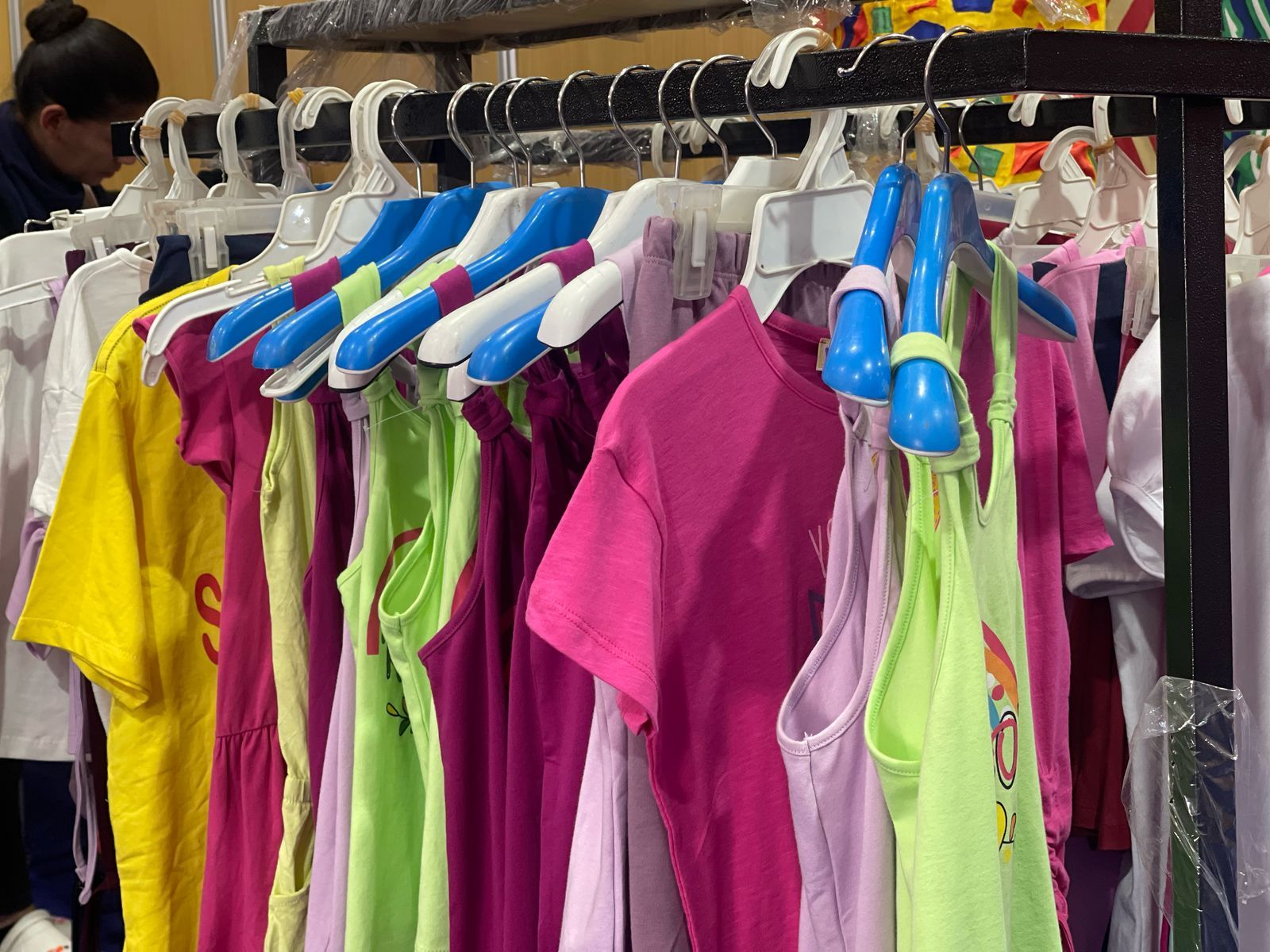 معرض أهلا رمضان فى العمرانية يطرح ملابس العيد بأسعار مخفضة.. صور