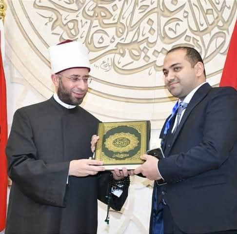 محمود حبيب بعد تكريمه من الرئيس السيسي فى "ليلة القدر": القرآن بركة حياتى