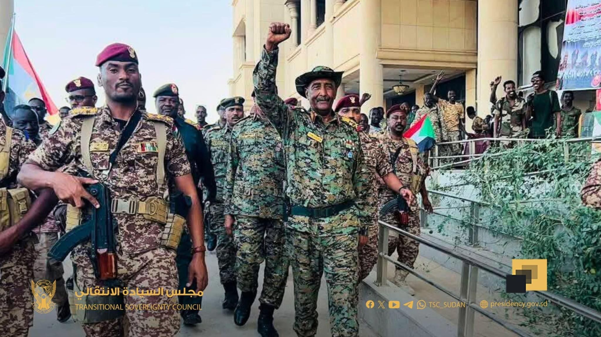 جنود الجيش السوداني يلتفون حول البرهان بالقصر الرئاسي احتفالا بالنصر.. فيديو