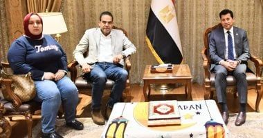 وزير الشباب والرياضة يستقبل أسرة لاعب الإسكواش محمد زكريا ..ويؤكد دعم الأبطال الرياضيين