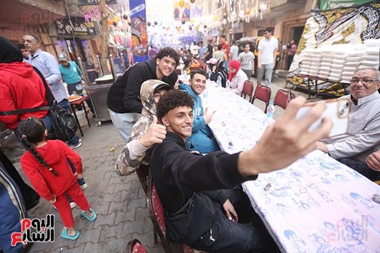 فيصل بتفرح.. الأهالى ينظمون مائدة رمضانية ضخمة بطول 18 شارعا.. صور