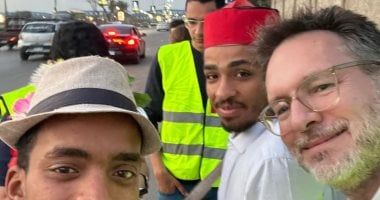 سفير كندا يودع رمضان بتوزيع العرقسوس والعصائر فى شوارع القاهرة.. صور