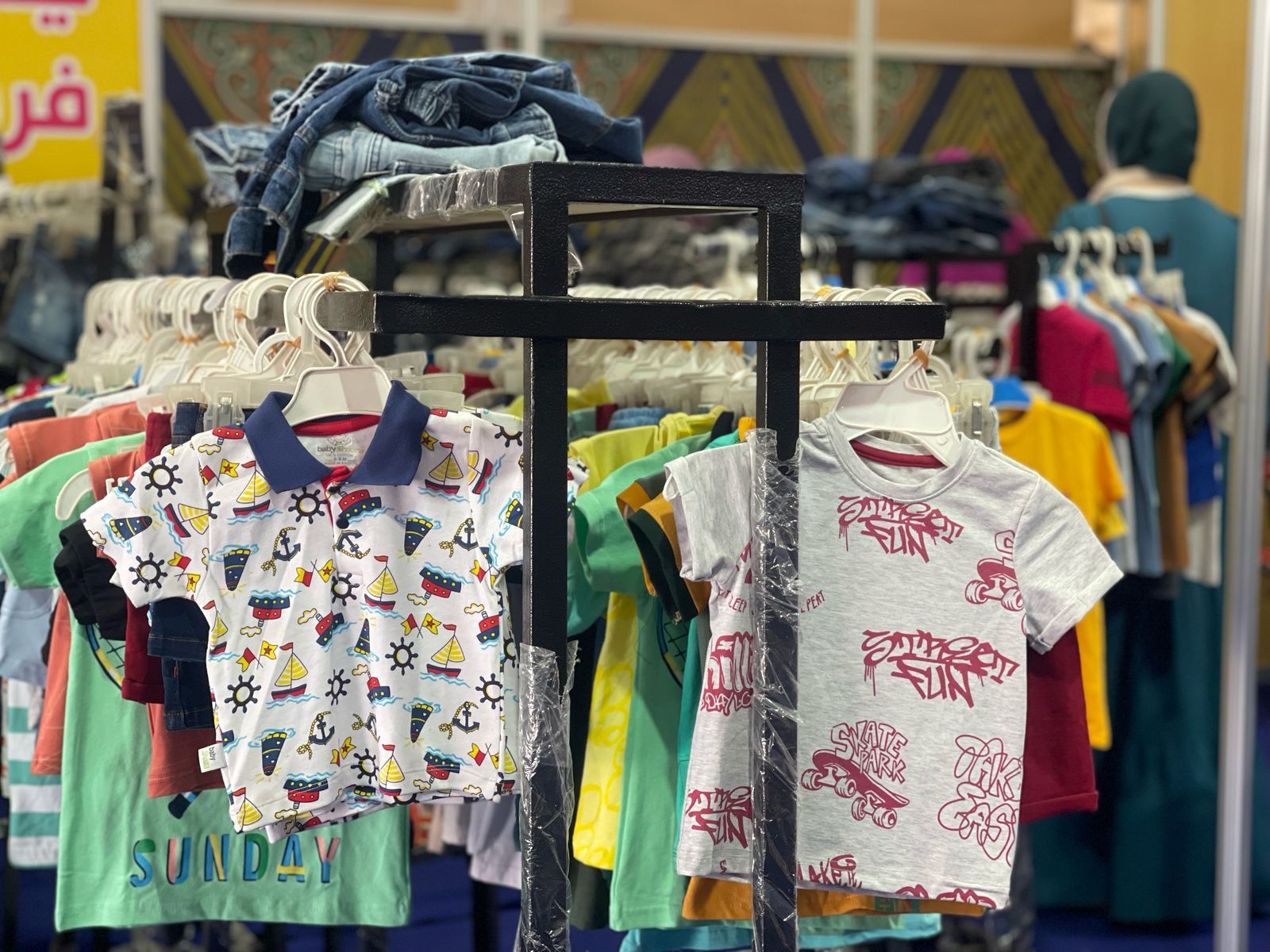 معرض أهلا رمضان فى العمرانية يطرح ملابس العيد بأسعار مخفضة.. صور