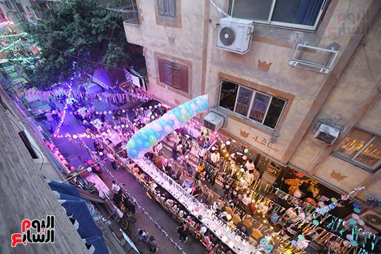 فيصل بتفرح.. الأهالى ينظمون مائدة رمضانية ضخمة بطول 18 شارعا.. صور