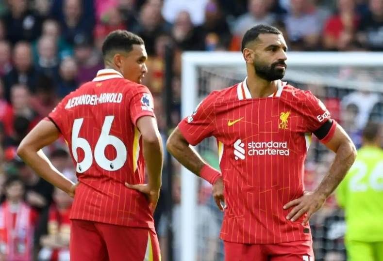 الامارات | جمهور ليفربول يحرق قميص نجمه الكبير (فيديو)