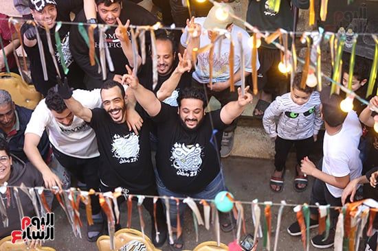 فيصل بتفرح.. الأهالى ينظمون مائدة رمضانية ضخمة بطول 18 شارعا.. صور