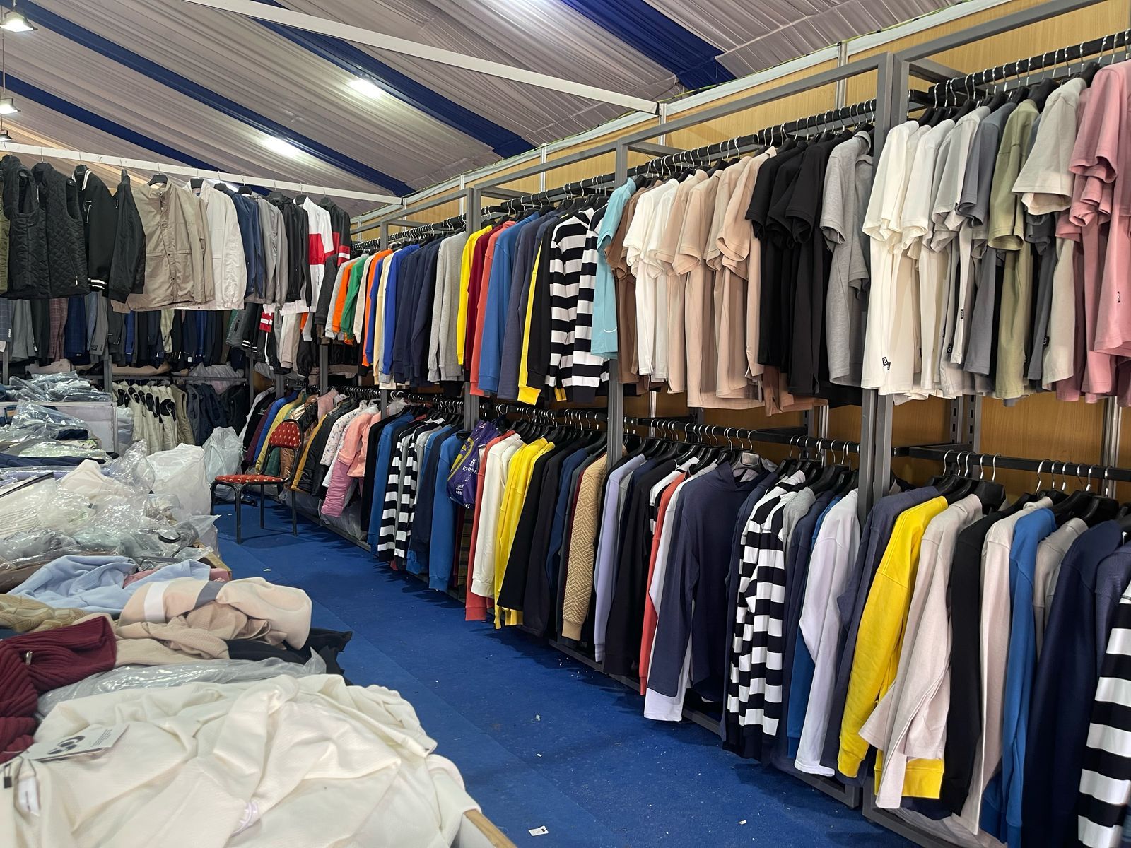 معرض أهلا رمضان فى العمرانية يطرح ملابس العيد بأسعار مخفضة.. صور