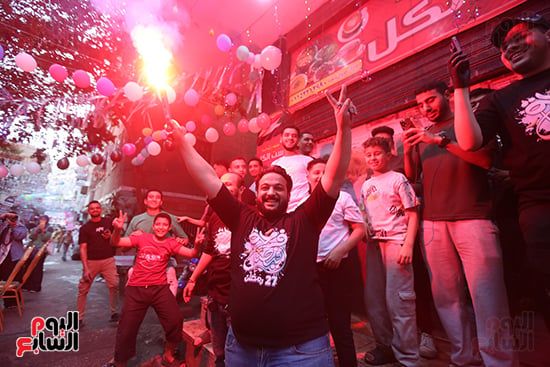 فيصل بتفرح.. الأهالى ينظمون مائدة رمضانية ضخمة بطول 18 شارعا.. صور