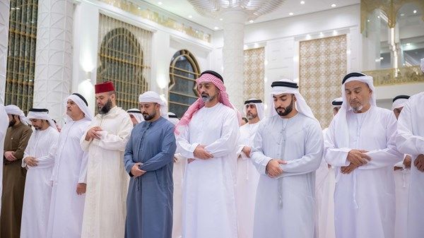 عمار النعيمي يؤدي صلاة القيام في مسجد آمنة الغرير