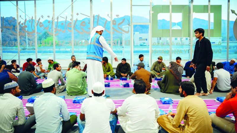 الامارات | خيمة «إفطار صائم» تستقبل مئات المسافرين عبر منفذ حتا