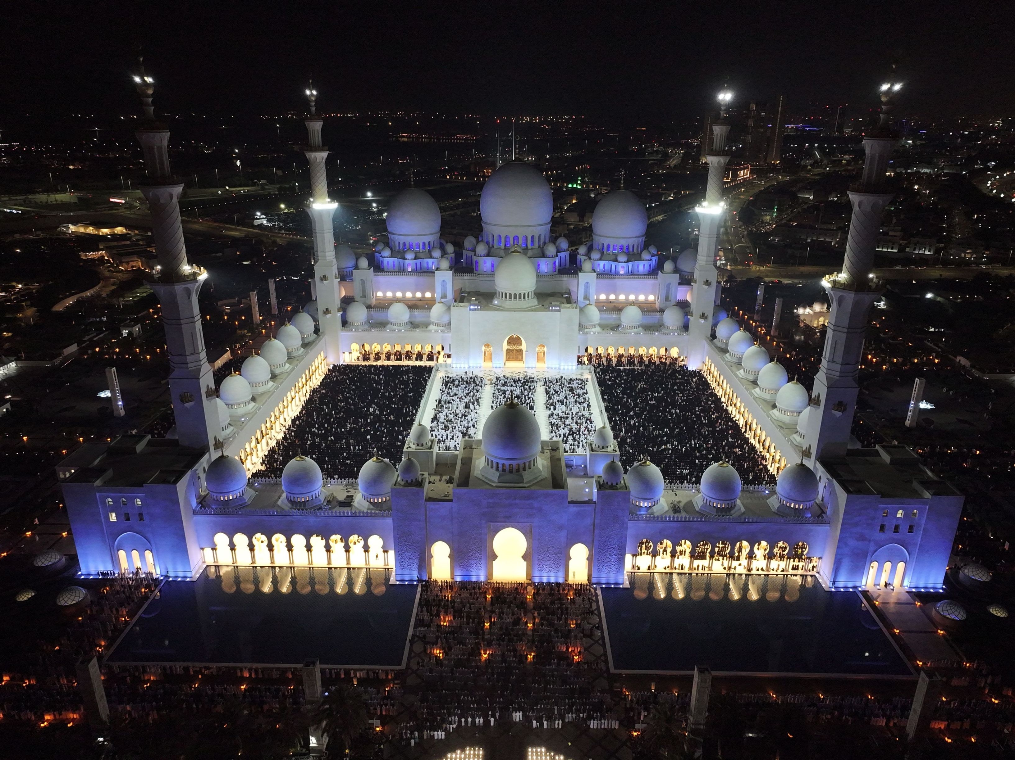 الامارات | 105 آلاف مصلٍ أحيوا ليلة 27 رمضان في جامع الشيخ زايد الكبير بأبوظبي