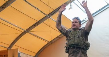 وشم كلمة "كافر" بالعربية على ذراع وزير الدفاع الأمريكى يثير الجدل