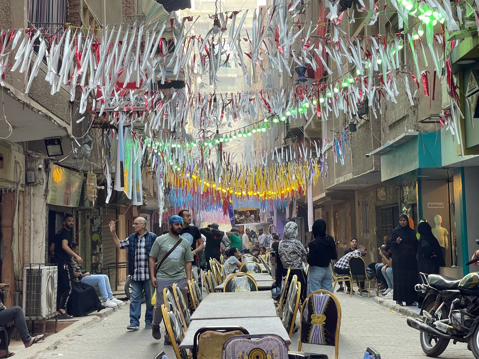 للعام الرابع بامتداد 18 شارعا.. أهالى فيصل ينظمون مائدة إفطار رمضانية.. صور