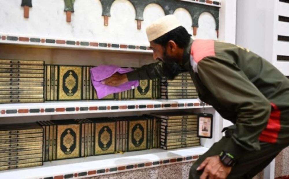 صور.. تجهيز 925 مصلى وجامع لصلاة عيد الفطر بالمدينة المنورة