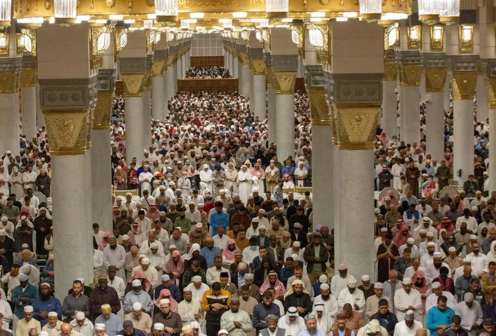صور.. قاصدو المسجد النبوي يؤدون صلاة التهجد ليلة 27 رمضان