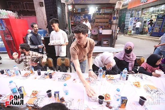 فيصل بتفرح.. الأهالى ينظمون مائدة رمضانية ضخمة بطول 18 شارعا.. صور