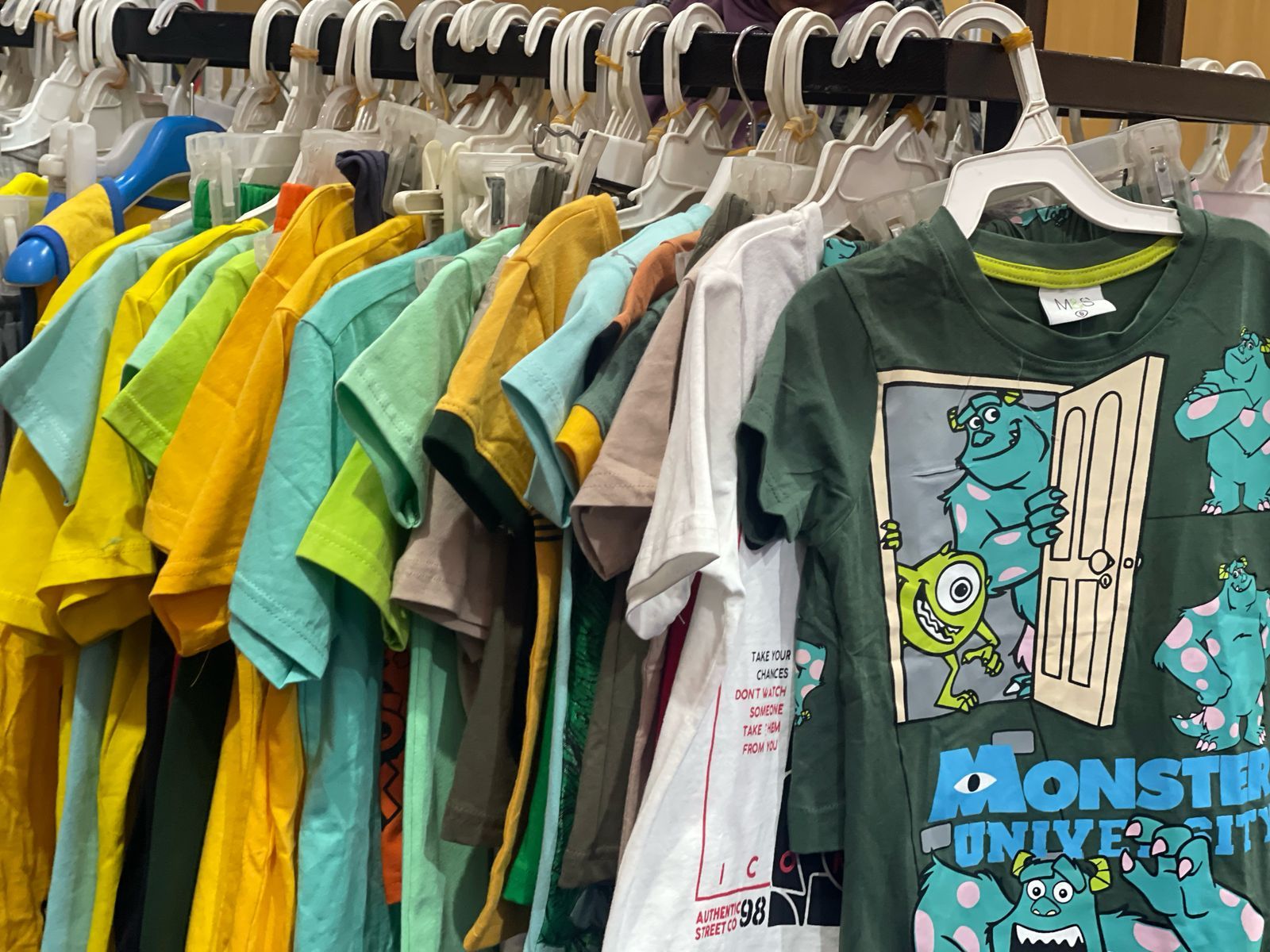 معرض أهلا رمضان فى العمرانية يطرح ملابس العيد بأسعار مخفضة.. صور