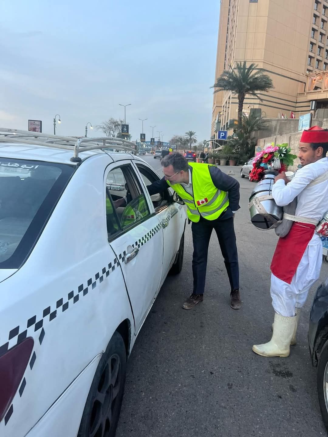 سفير كندا يودع رمضان بتوزيع العرقسوس والعصائر فى شوارع القاهرة.. صور