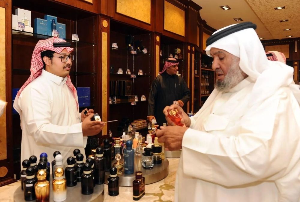 استعدادًا لعيد الفطر.. نشاط اقتصادي وكثافة شرائية في الأسواق