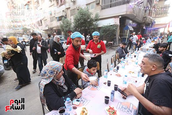 فيصل بتفرح.. الأهالى ينظمون مائدة رمضانية ضخمة بطول 18 شارعا.. صور