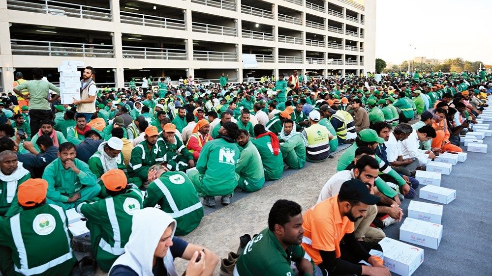 23 ألف وجبة إفطار وزعها «الهلال الأحمر» و«أكاديمية فاطمة»