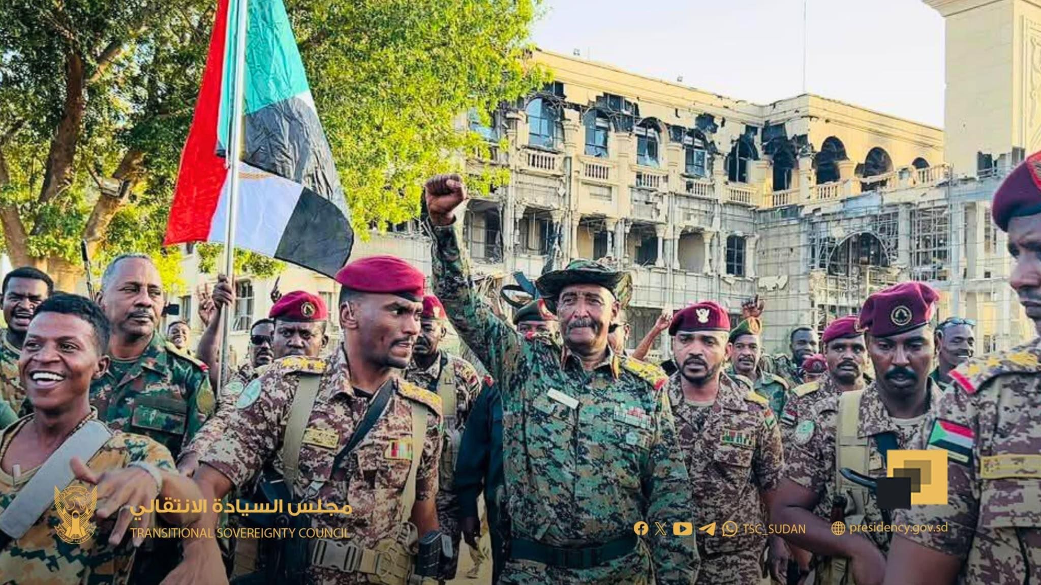 جنود الجيش السوداني يلتفون حول البرهان بالقصر الرئاسي احتفالا بالنصر.. فيديو
