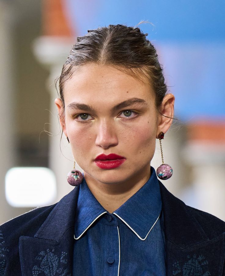 موضة أحمر الشفاه في ربيع وصيف 2025: دليلك لأبرز الألوان الرائجة