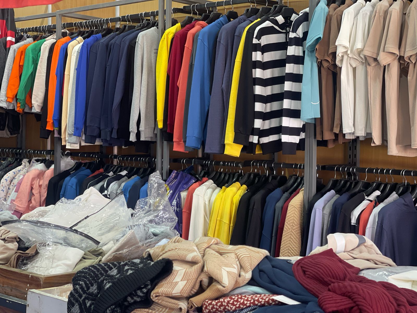 معرض أهلا رمضان فى العمرانية يطرح ملابس العيد بأسعار مخفضة.. صور