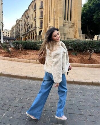 دانا الحلاني تستمتع بوقتها في شوارع بيروت