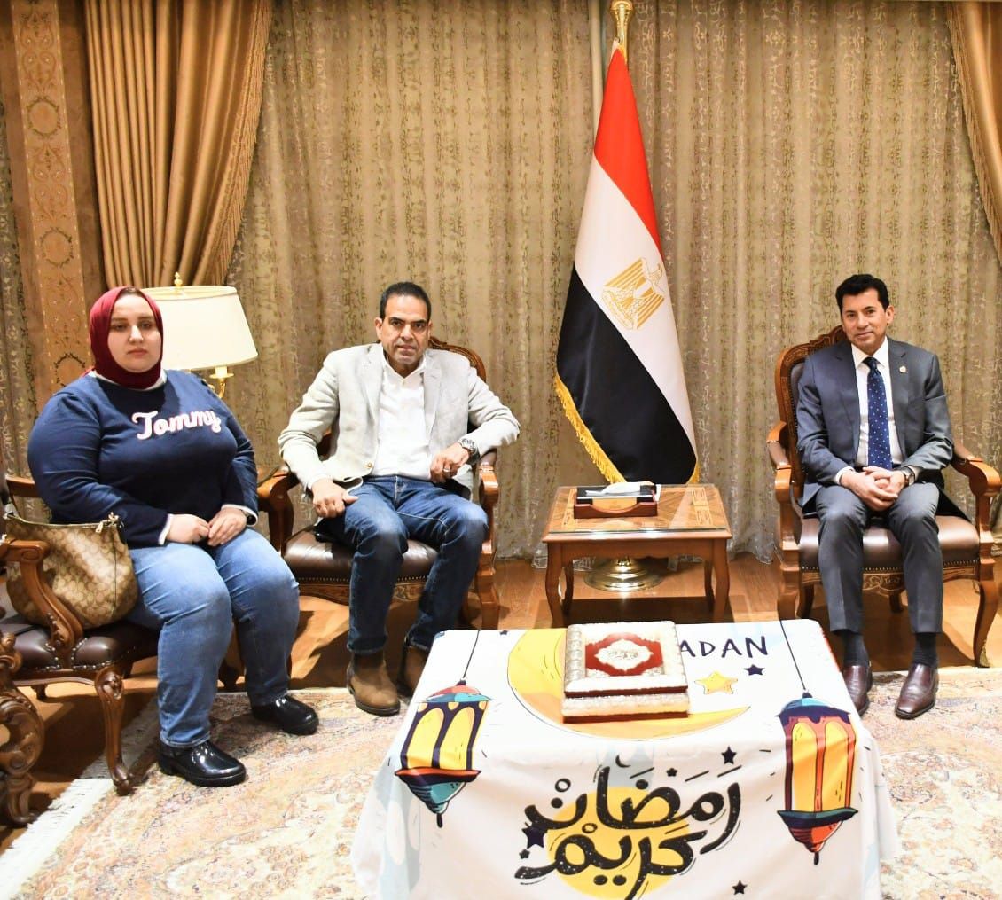 وزير الشباب والرياضة يستقبل أسرة لاعب الإسكواش محمد زكريا ..ويؤكد دعم الأبطال الرياضيين