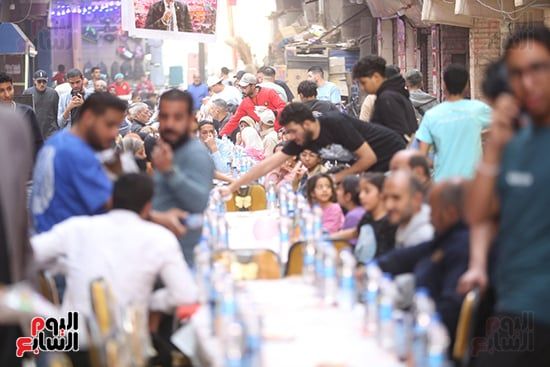 فيصل بتفرح.. الأهالى ينظمون مائدة رمضانية ضخمة بطول 18 شارعا.. صور