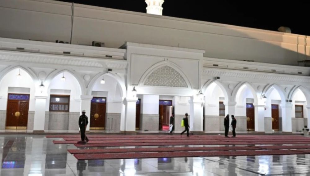 صور.. تجهيز 925 مصلى وجامع لصلاة عيد الفطر بالمدينة المنورة