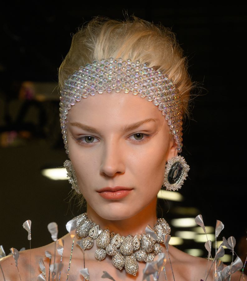 موضة أحمر الشفاه في ربيع وصيف 2025: دليلك لأبرز الألوان الرائجة