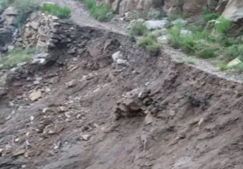 توقف حركة السير وانقطاع الطريق الوحيد بين تعز وعدن