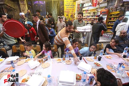 فيصل بتفرح.. الأهالى ينظمون مائدة رمضانية ضخمة بطول 18 شارعا.. صور