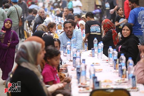 فيصل بتفرح.. الأهالى ينظمون مائدة رمضانية ضخمة بطول 18 شارعا.. صور