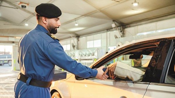 خيمة إفطار صائم تستقبل المسافرين عبر منفذ حتا الحدودي