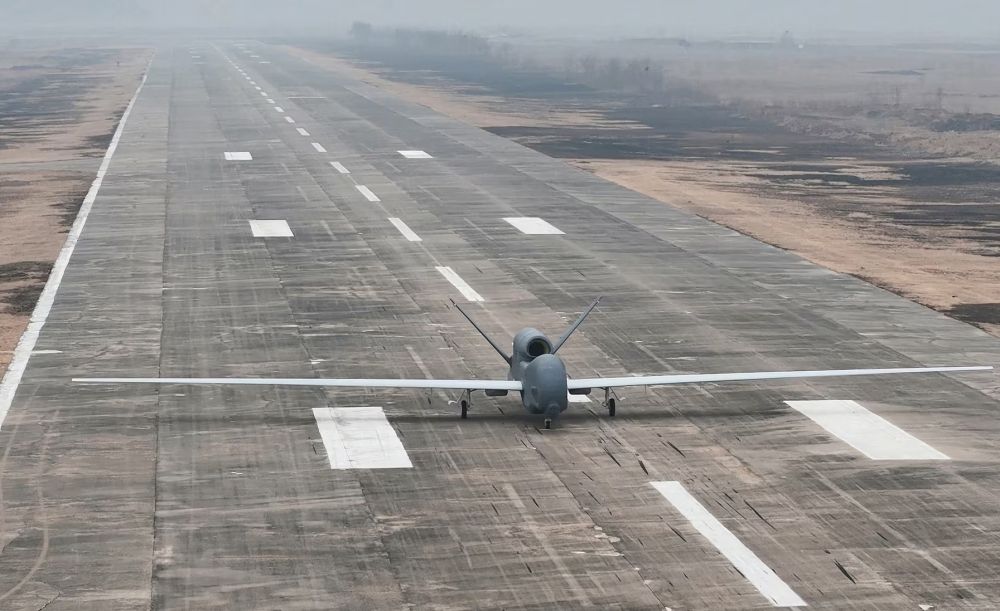 قدراتها غير محددة.. زعيم كوريا الشمالية يشرف على اختبار طائرات جديدة