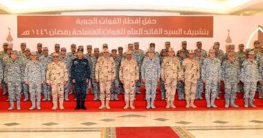 وزير الدفاع يشارك مقاتلى القوات الجوية تناول وجبة الإفطار