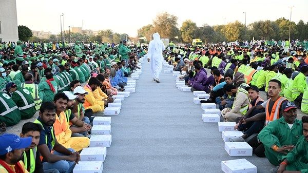 23 ألف وجبة إفطار وزعها «الهلال الأحمر» و«أكاديمية فاطمة»
