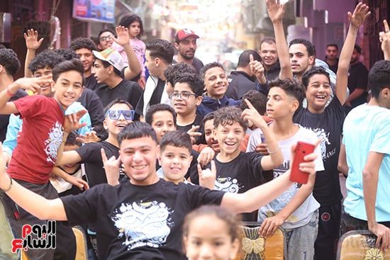 فيصل بتفرح.. الأهالى ينظمون مائدة رمضانية ضخمة بطول 18 شارعا.. صور