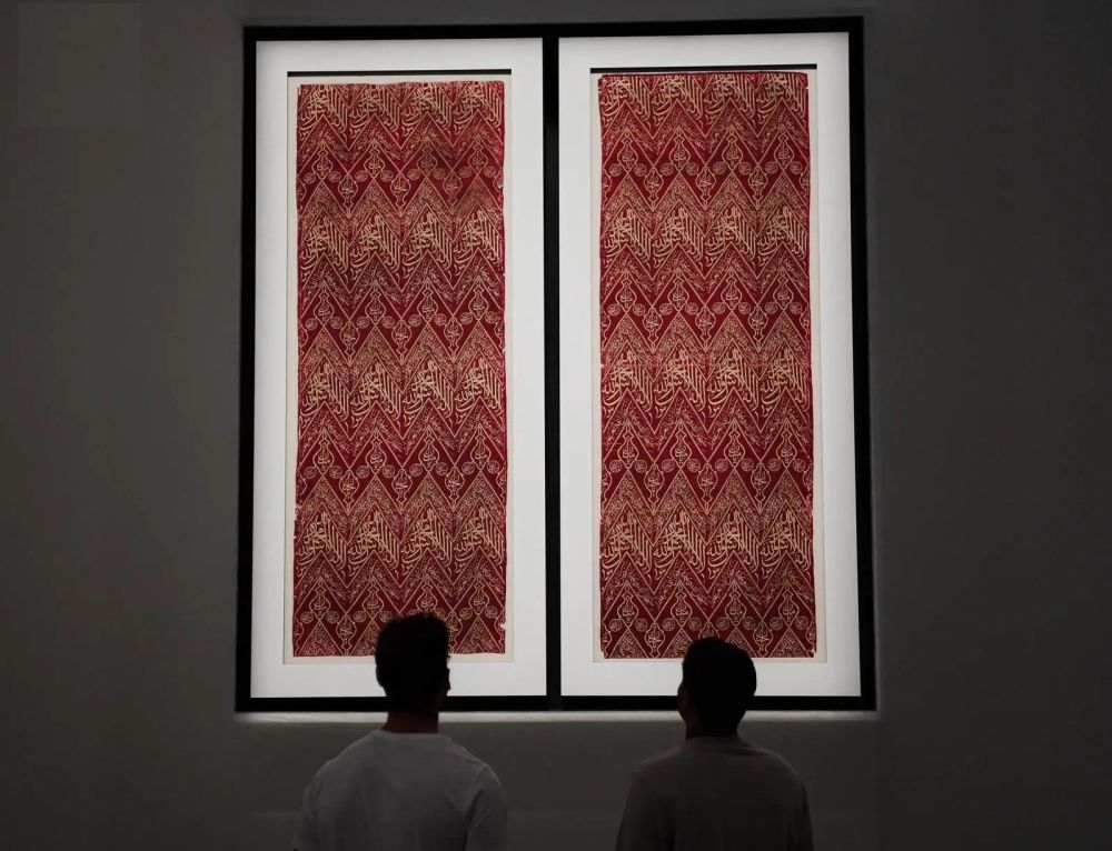 كسوتان داخليتان للكعبة تخطفان الأنظار في بينالي الفنون الإسلامية