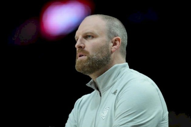 دوري "أن بي ايه": غريزليز يقيل مدربه جينيكنز