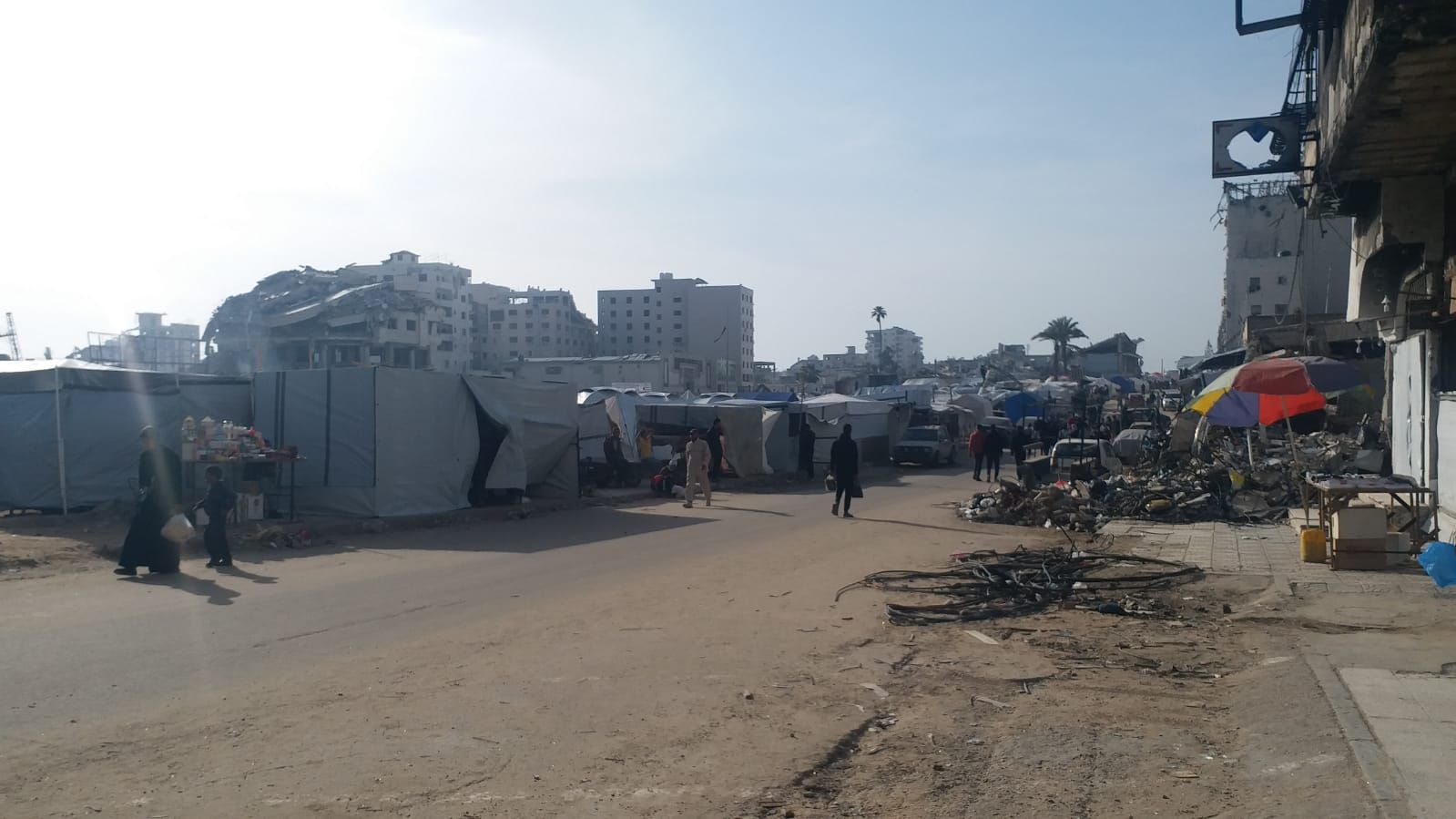 من وسط الدمار تأتى المنح.. استشارى نفسي يعالج مواطنين في دول أمنة من داخل خيمة بغزة