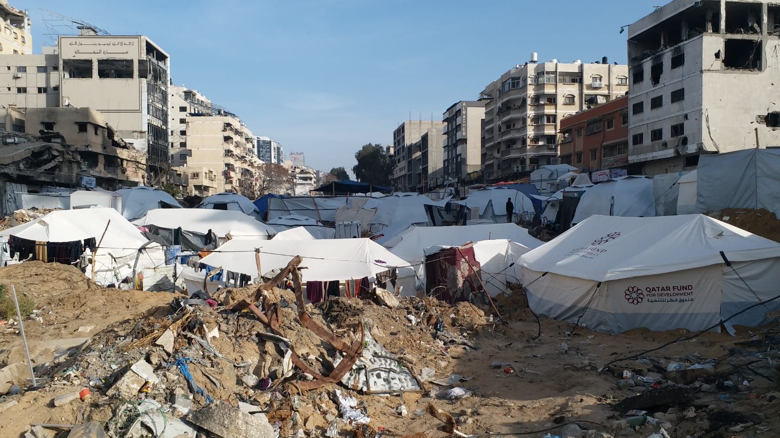 من وسط الدمار تأتى المنح.. استشارى نفسي يعالج مواطنين في دول أمنة من داخل خيمة بغزة