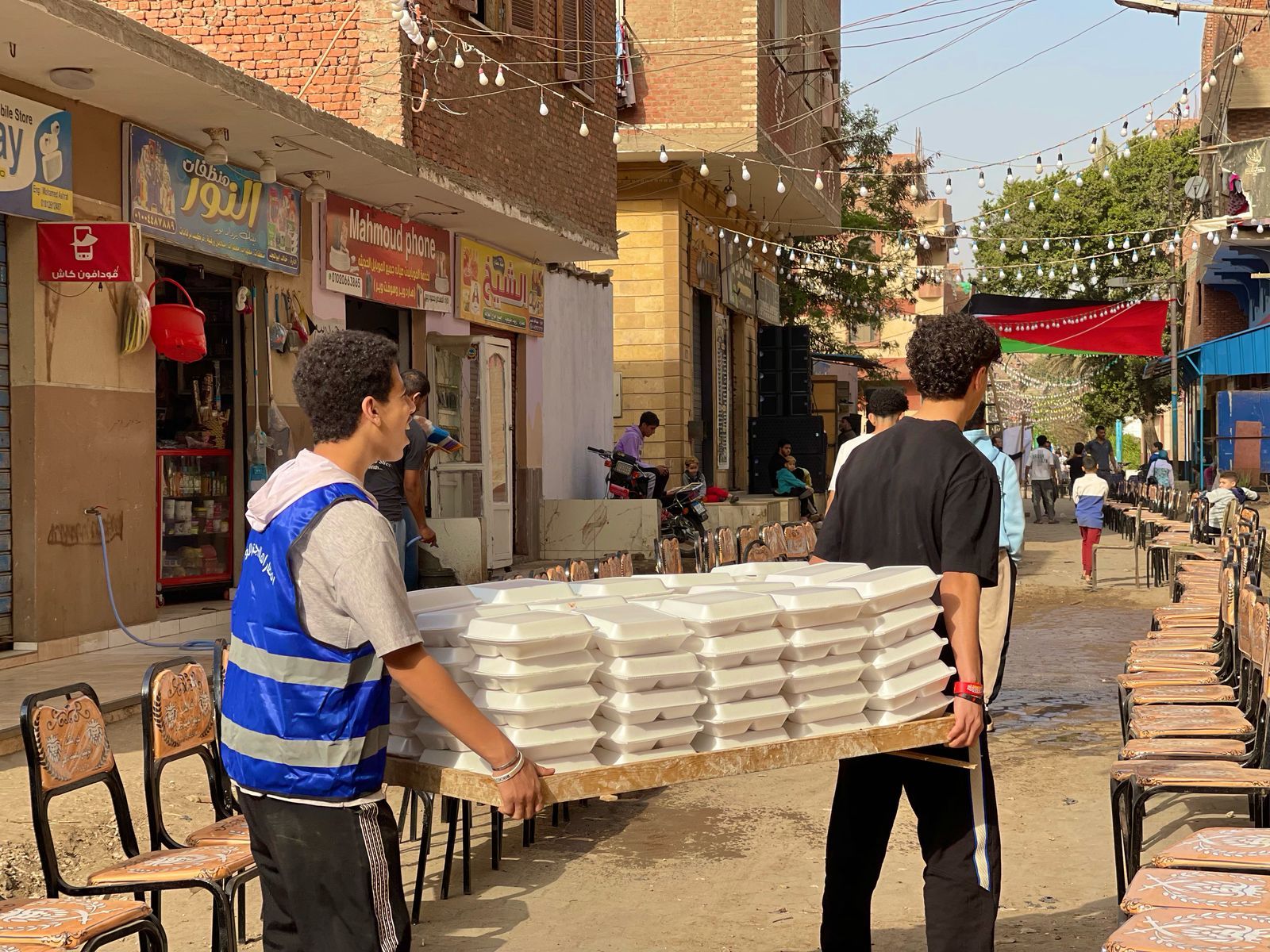 جزيرة الوراق بتفرح.. الأهالى يجهزون مائدة إفطار جماعى للعام الرابع.. صور